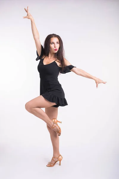 Dança latina, strip dance, contemporânea e conceito senhora bachata - Mulher dançando improvisação e movendo seu cabelo longo em um fundo branco . — Fotografia de Stock