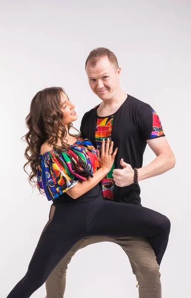 Casal engraçado dançando dança social. Kizomba ou bachata ou semba ou taraxia, sobre fundo branco. Conceito de dança social . — Fotografia de Stock