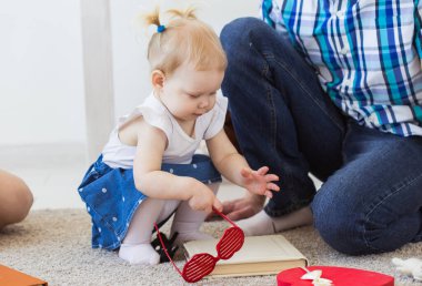 Babası ve neşeli küçük kızı. Bekar bir ebeveyn. Babalık, babalar günü ve aile kavramı.