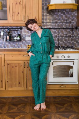 Coronavirus, Covid-19, karantina, izolasyon, koronavirüs salgını. Evde kal. Sıkılmış kadın evde vakit geçiriyor..