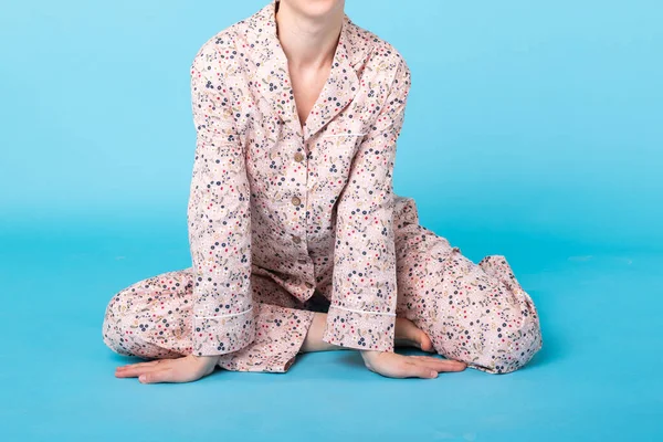 Zbliżenie dziewczyny w piżamie strój domowy pozowanie podczas odpoczynku w domu odizolowany na niebieskim tle studio portret. Relaks dobry nastrój koncepcja stylu życia. — Zdjęcie stockowe