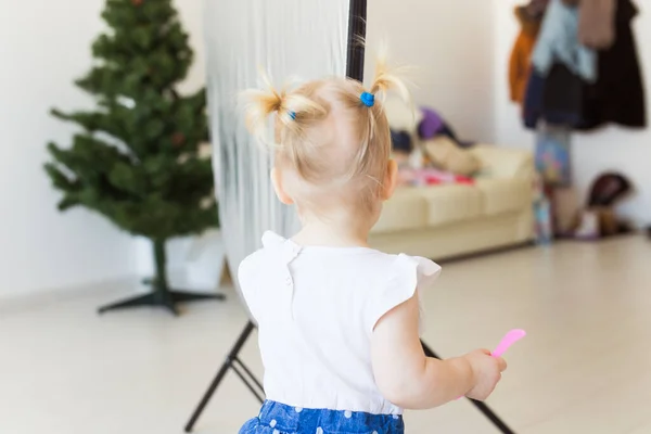 Menina bonito jogar dentro de casa. Conceito de infância, criança e criança . — Fotografia de Stock