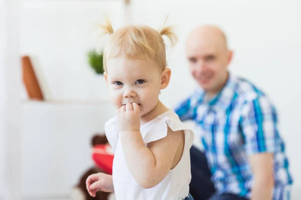 Söt flicka som leker inomhus. Begreppet barndom, spädbarn och barn. — Stockfoto