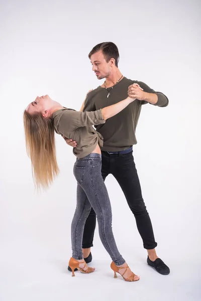 Pareja de belleza bailando baile social. Kizomba o bachata o semba o taraxia, sobre fondo blanco. Concepto de danza social . — Foto de Stock