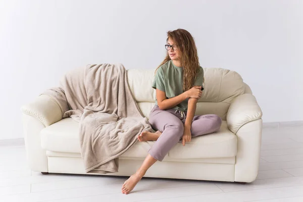 Coronavirus, Covid-19, karantän, isolering, coronavirus pandemi världen. Stanna hemma. Pensiv kvinna spenderar tid sittandes på soffan hemma. — Stockfoto