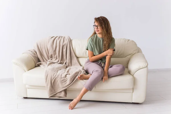 Coronavirus, Covid-19, quarantaine, isolatie, coronavirus pandemische wereld. Blijf thuis. Pensive vrouw tijd doorbrengen zitten op de bank thuis. — Stockfoto