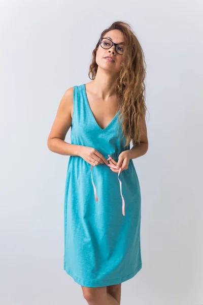 Divat, nyári és nyaralás koncepció - gyönyörű női modell kék ruhában fehér háttér. — Stock Fotó