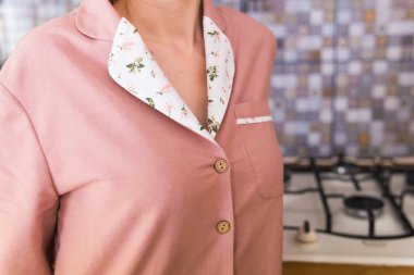 Sıcak giysi takımı. Yumuşak pamuklu gömlek. Sağlıklı uyku için rahat kıyafetler. Pijama konsepti. Yakın plan..