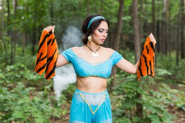 Hayvan öldürme kavramını durdurun - Güzel kız hayvan derisi gösteriyor ki birisine hayvan öldürmemesini ya da hayvana karşı şiddeti durdurmasını söylemek istiyor.