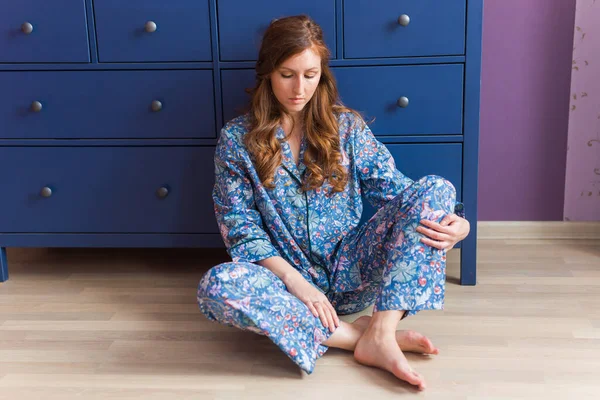 Varma kläder. Mjuk bomullströja. Bekväma kläder för hälsosam sömn. Pajamas-konceptet. Närbild. — Stockfoto