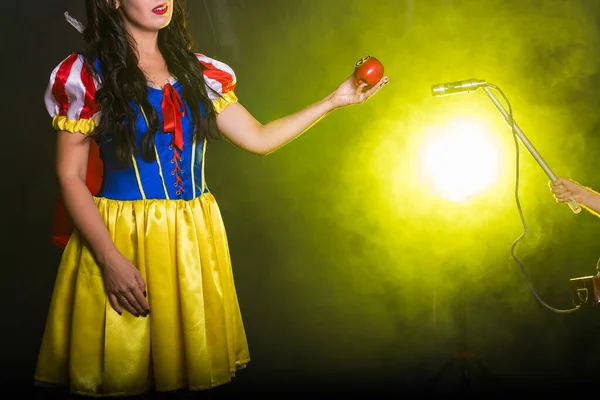 Fara, kärnkraft och strålningsmätning - flicka håller äpple med strålningsrisk symbol. — Stockfoto