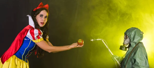 Femme habillée en personnage de conte de fées détient Radioactive nucléaire ionisant rayonnement nucléaire danger symbole d'avertissement sur la pomme. Concept de mesure nucléaire et radiologique . — Photo