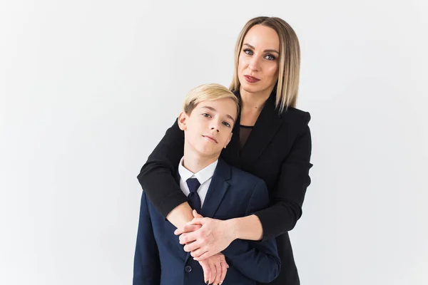 La crianza de los hijos, la familia y el concepto de padre soltero - Una madre feliz y un hijo adolescente sonriendo sobre fondo blanco . — Foto de Stock