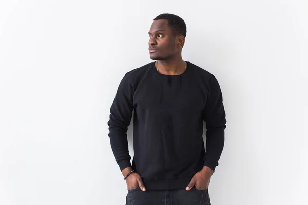 Młodzieżowy street fashion concept - Portret pewnego siebie seksownego czarnego mężczyzny w stylowej bluzie na białym tle z przestrzenią do kopiowania. — Zdjęcie stockowe