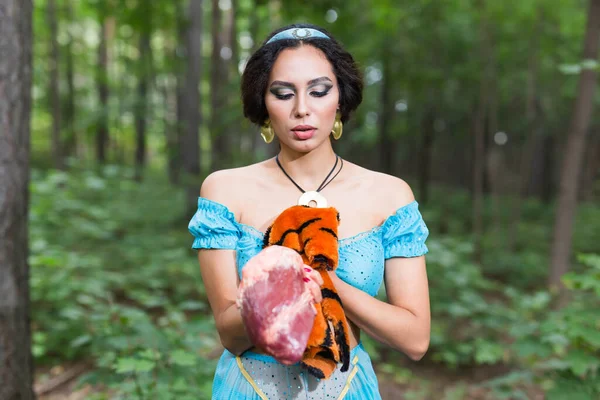 A nő felhív, hogy ne egyek húst. Vegetáriánus kampány az állatok ellen. Környezetbarát viselkedés. Az állatok védelme. — Stock Fotó