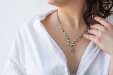 Mücevher, bijouterie ve aksesuar takan kadınların yakın çekimi..