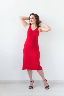 Beyaz bir odada poz veren bir kız. Moda tarzı stüdyo portresi. Zarif, zarif bir kadın..