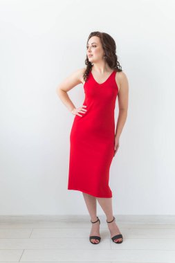 Beyaz bir odada poz veren bir kız. Moda tarzı stüdyo portresi. Zarif, zarif bir kadın..