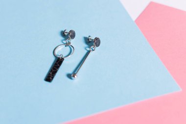 Kadın Mücevherleri. Renkli arka planda moda mücevherler. Düz yatış, üst görünüm.