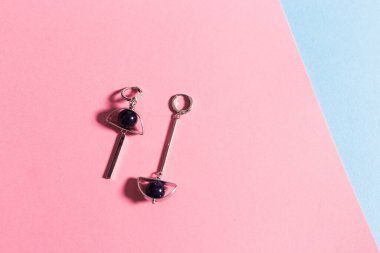 Mükemmel aksesuarlar. Moda mücevher seti. Moda mücevherleri ve bijouterie. Üst görünüm.
