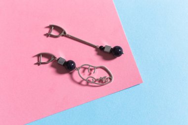 Moda mücevherleri ve aksesuarların parlak renkli arka planda üst görüntüsü. Lüks mücevher bijouterie ve moda konsepti.