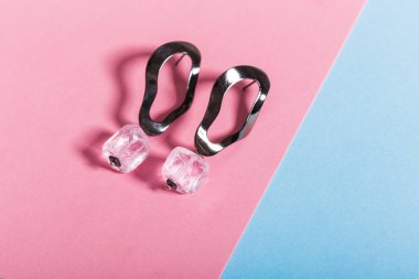 Mükemmel aksesuarlar. Moda mücevher seti. Moda mücevherleri ve bijouterie. Üst görünüm.