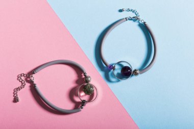 Mükemmel aksesuarlar. Moda mücevher seti. Moda mücevherleri ve bijouterie. Üst görünüm.