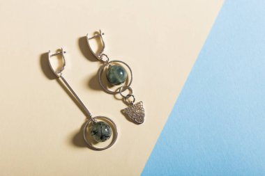 Kadın Mücevherleri. Renkli arka planda moda mücevherler. Düz yatış, üst görünüm.