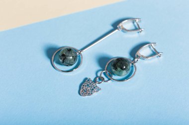 Kadın Mücevherleri. Renkli arka planda moda mücevherler. Düz yatış, üst görünüm.