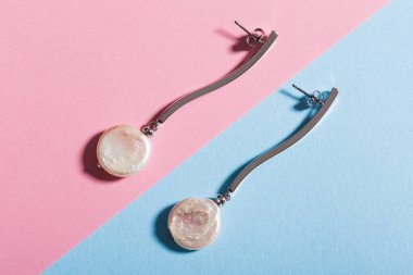 Mükemmel aksesuarlar. Moda mücevher seti. Moda mücevherleri ve bijouterie. Üst görünüm.