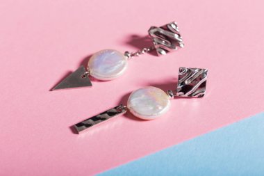 Moda mücevherleri ve aksesuarların parlak renkli arka planda üst görüntüsü. Lüks mücevher bijouterie ve moda konsepti.