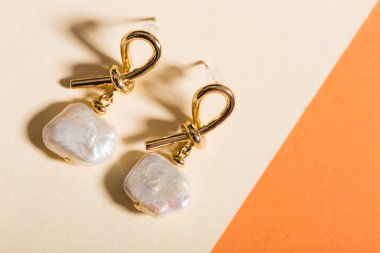 Mükemmel aksesuarlar. Moda mücevher seti. Moda mücevherleri ve bijouterie. Üst görünüm.