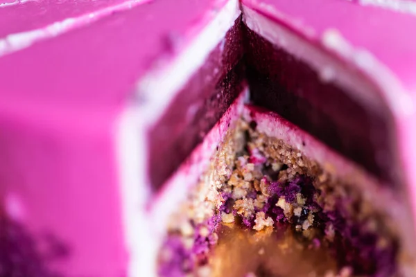 Bolo de aniversário rosa e violeta sem uma peça. Sobremesa, feriados e conceito delicioso. Close-up . — Fotografia de Stock