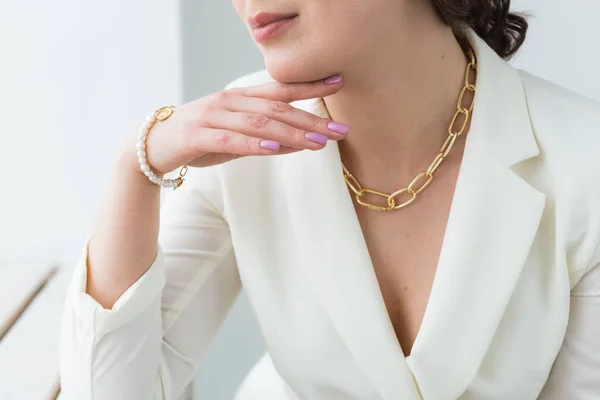 Primo piano di bella donna che indossa la collana e il braccialetto di perle. Accessori, gioielli e concetto bijouterie . — Foto Stock