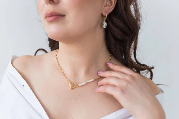 Close-up de mulher vestindo uma jóia, bijouterie e acessórios . — Fotografia de Stock