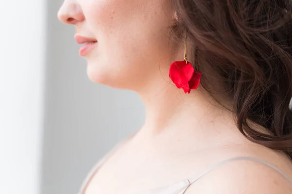 Mulher elegante com brincos, close up retrato. Acessórios, jóias e conceito de bijouterie . — Fotografia de Stock