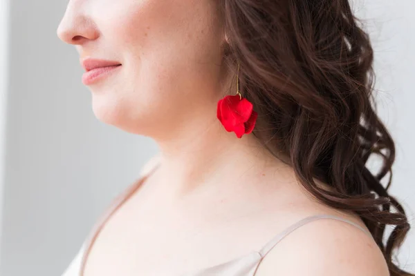 Mulher elegante com brincos, close up retrato. Acessórios, jóias e conceito de bijouterie . — Fotografia de Stock