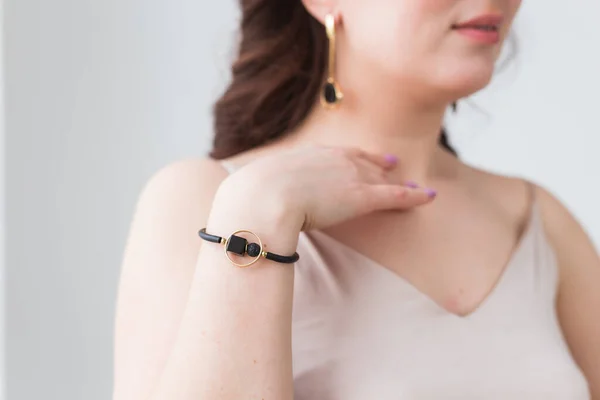 Närbild av vacker kvinna bär armband. Tillbehör, smycken och bijouterie koncept. — Stockfoto