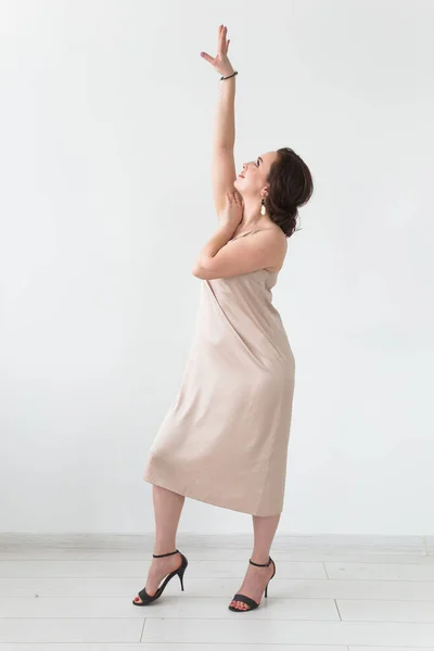 Dança latina, strip dance, contemporânea e conceito senhora bachata - Mulher dançando improvisação em um fundo branco — Fotografia de Stock