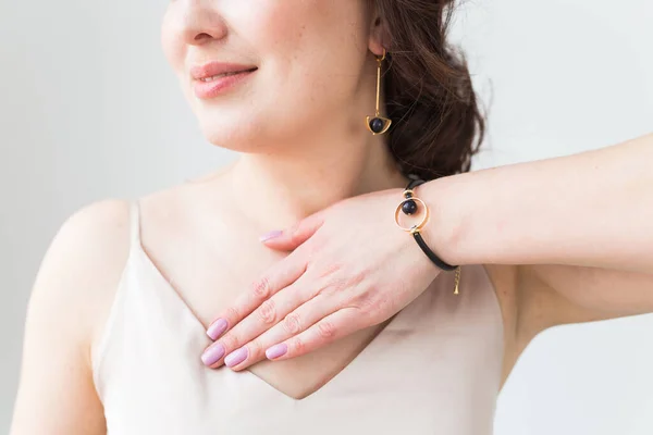 Close-up portrait of beautiful young woman with elegant hairstyle and luxurious jewelry and bijouterie. — Stock Photo, Image