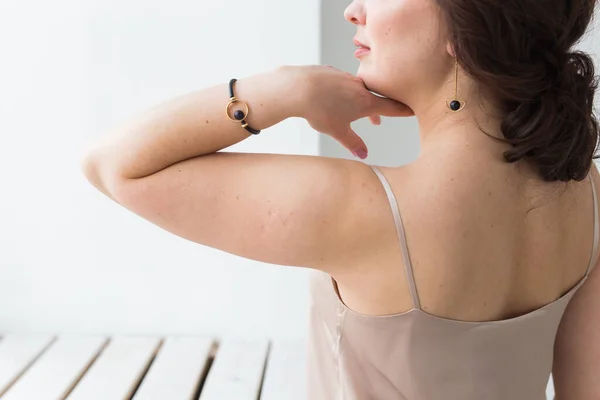 Närbild av vacker kvinna bär armband. Tillbehör, smycken och bijouterie koncept. — Stockfoto