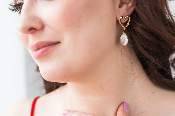 Elegant woman with earrings, close up portrait. Accessories, jewelry and bijouterie concept. — Stock Photo, Image