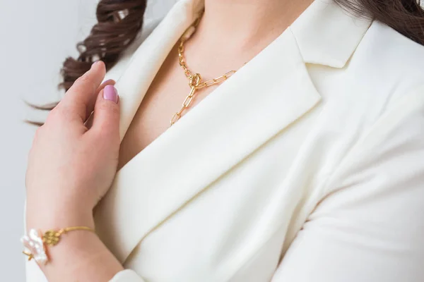 Close-up of woman wearing a gold necklace. Jewelry, bijouterie and accessories concept. — Stock Photo, Image