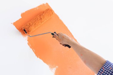 Evin iç duvarını boya rulosuyla kapatıyoruz. Dekorasyon, yenileme, apartman onarımı ve ferahlatıcı konsept.