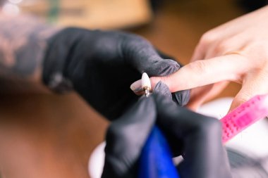 Otomatik elektrikli manikür matkap cilası sökücü. Tırnak cilası için. Tırnak cilası, jöle ve güzellik salonu konsepti.