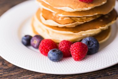 Kahvaltı için böğürtlenli ve ahududulu krep yığını..