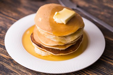 Tereyağlı ve sıcak akçaağaç şuruplu altın krepler..