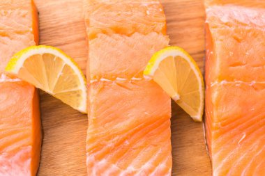 Ahşap kesme tahtasında lezzetli somon bifteği, yakın plan..