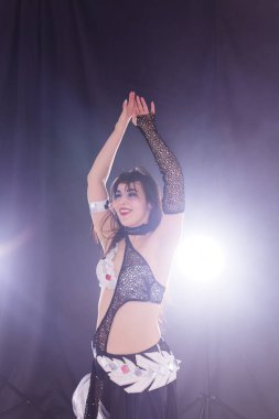 Ruhani dans. Lüks, ışıltılı, doğulu, dans eden kabile makyajlı güzel seksi kadın. Göbek dansı.