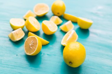Turkuaz ahşap masada taze limon yığını.